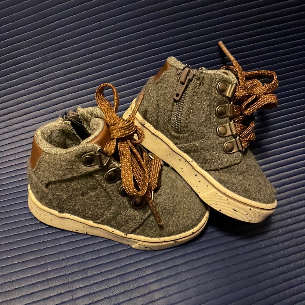 New! Toddler Boy's Axel Mid Top Shoes Gray Faux Wool Casual To Dress Size 4